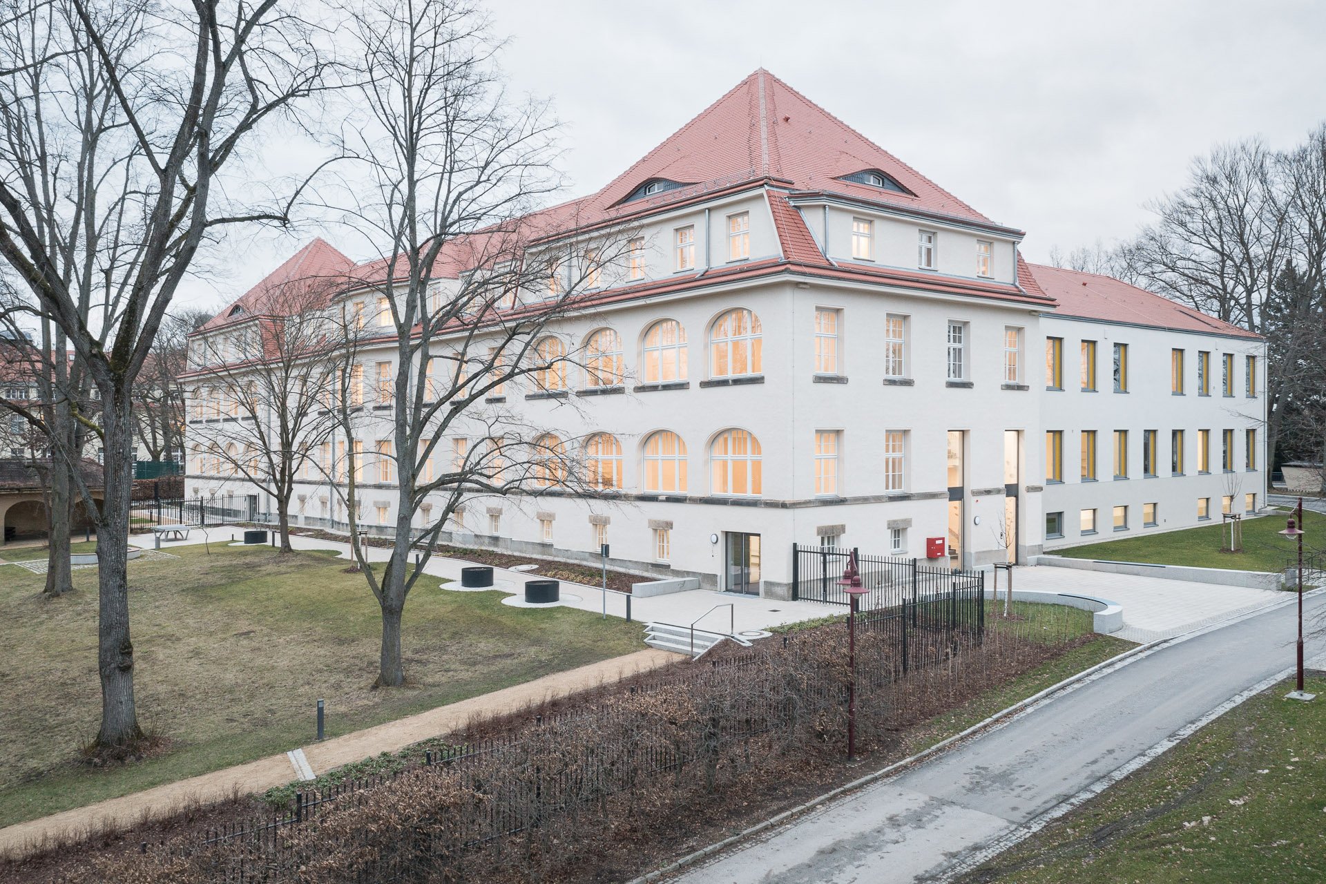 Sanierung und Erweiterung Haus B5, Arnsdorf heizhaus Südansicht Gesamtgebäude Denkmal Erhaltung von Bestand
