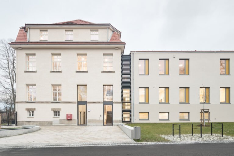 Sanierung und Erweiterung Haus B5, Arnsdorf heizhaus Außenansicht Haupteingang Denkmal Erhaltung von Bestand