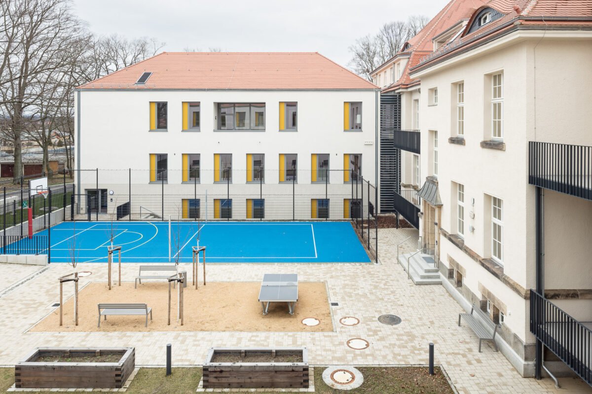 Sanierung und Erweiterung Haus B5, Arnsdorf heizhaus Innenhof mit Sportfläche Denkmal Erhaltung von Bestand