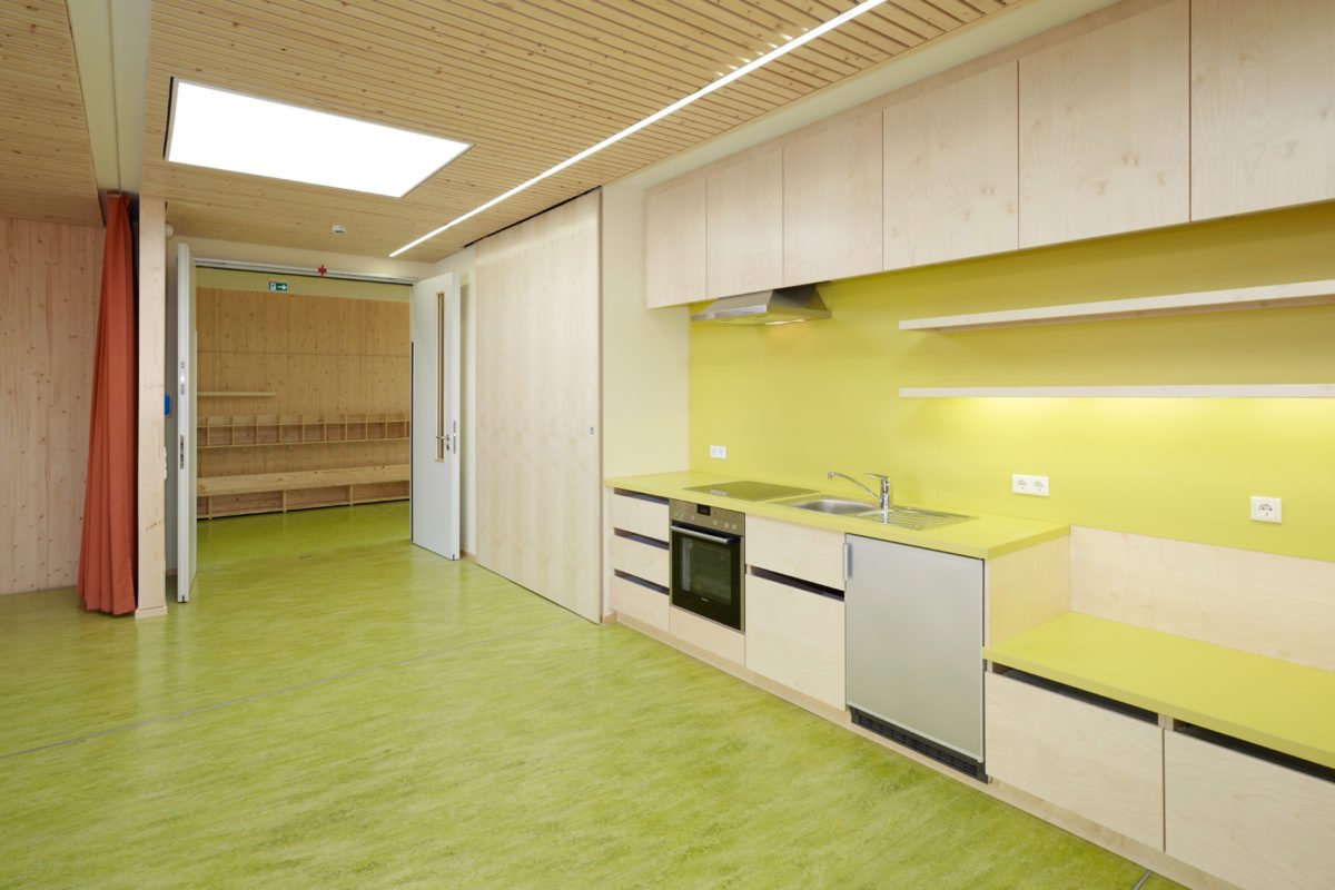 Kinderkrippe in Holzbauweise, Dresden heizhaus Multifunktionssaal mit Kinderküche