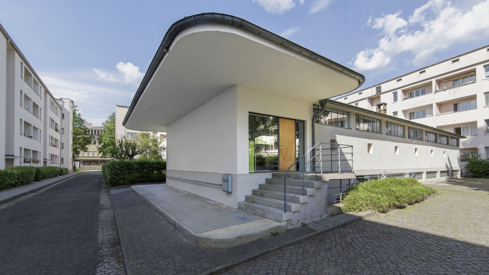 Unser Büro befindet sich im ehemaligen Wasch- und Heizhaus im Innenhof eines Wohnblocks aus den 20er Jahren - Architektur der Moderne von Hans Richter.