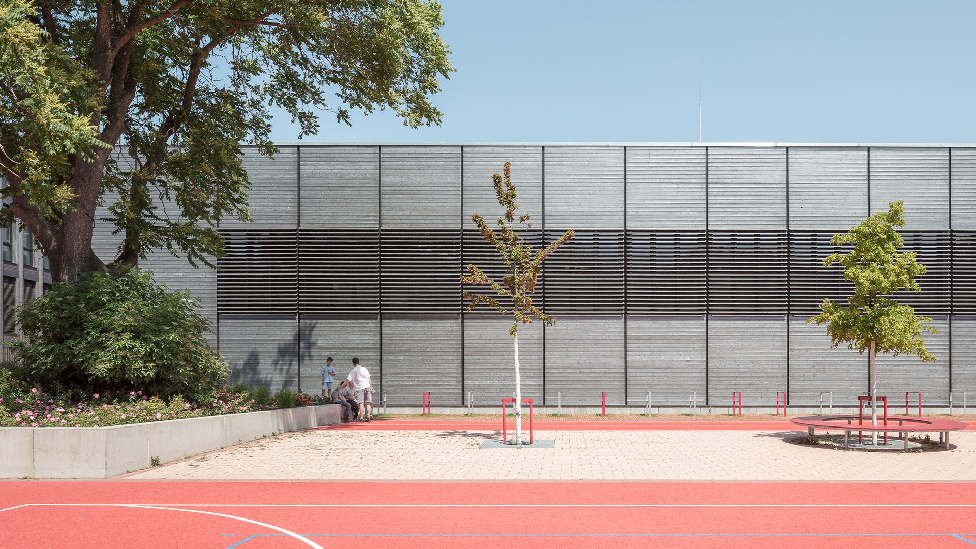 Sporthalle Schilfweg, Südseite frontal, breites Querformat